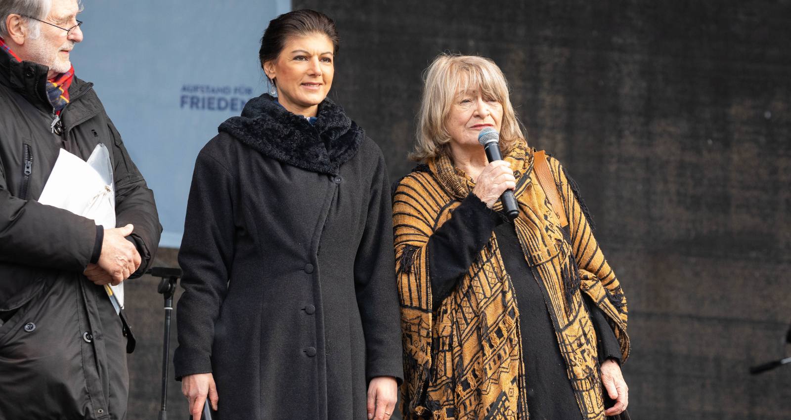 Sahra Wagenknecht und Alice Schwarzer auf der Friedensdemo
