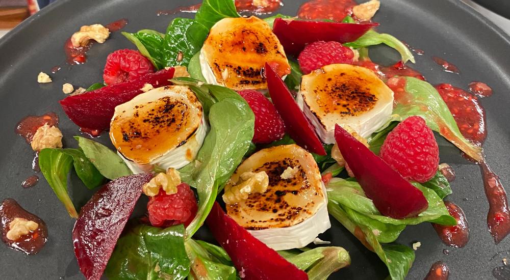 Feldsalat mit Ziegenkäse in Karamell gebadet und abgeflämmt ..dazu himbeeriges Himbeerdressing